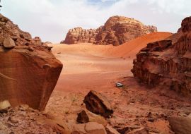 Lais Puzzle - Safari Jeep Auto in Wadi Rum Wüste, Jordanien, Das Tal des Mondes. Oranger Sand, Dunst, Wolken - 1.000 Teile
