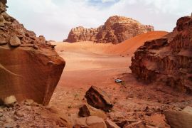 Lais Puzzle - Safari Jeep Auto in Wadi Rum Wüste, Jordanien, Das Tal des Mondes. Oranger Sand, Dunst, Wolken - 2.000 Teile