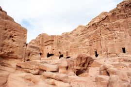 Lais Puzzle - Die antike Stadt Petra in Jordanien wurde zu einem der 7 neuen Weltwunder erklärt. Die in den rosaroten Sandstein gehauenen Felsenfassaden, Gräber und Tempel der Stadt - 2.000 Teile