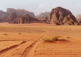 Lais Puzzle - Wüste Wadi Rum, Jordanien. Das Tal des Mondes. Roter Sand, Berge und Dunst - 1.000 Teile