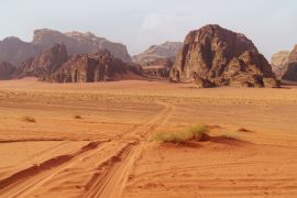 Lais Puzzle - Wüste Wadi Rum, Jordanien. Das Tal des Mondes. Roter Sand, Berge und Dunst - 2.000 Teile