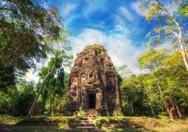 Lais Puzzle - Alte Khmer-Architektur vor Angkor. Sambor Prei Kuk Tempelruinen mit riesigen Banyanbäumen unter blauem Himmel. Kampong Thom, Kambodscha Reiseziele - 1.000 Teile