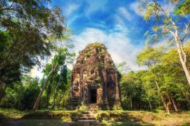 Lais Puzzle - Alte Khmer-Architektur vor Angkor. Sambor Prei Kuk Tempelruinen mit riesigen Banyanbäumen unter blauem Himmel. Kampong Thom, Kambodscha Reiseziele - 2.000 Teile