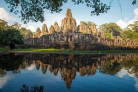 Lais Puzzle - Die spektakuläre Spiegelung des Bayon, eines Bergtempels, der den Berg Meru, das Zentrum des Universums in der hinduistischen und buddhistischen Kosmologie, darstellen soll, Siem Reap in Kambodscha - 2.000 Teile