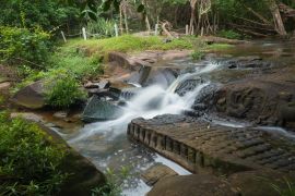 Lais Puzzle - Die Kulisse des Kbal Spean, des geheimnisvollen Wasserfalls im Kulen-Gebirge des alten Khmer-Reiches in der Provinz Siem Reap in Kambodscha - 2.000 Teile