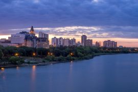 Lais Puzzle - Skyline von Saskatoon bei Nacht entlang des Saskatchewan River - 2.000 Teile