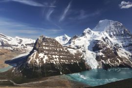 Lais Puzzle - Panoramablick auf den weit entfernten Mount Robson und die verschneiten Gipfel der Rocky Mountains über dem Berg Lake im Jasper National Park in British Columbia, Kanada - 2.000 Teile