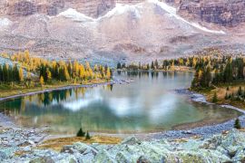 Lais Puzzle - Alpine Seenlandschaft auf dem Opabin Plateau auf dem Great Hiking Trail oberhalb des Lake O'Hara während des Wechsels der Herbstfarben im Yoho National Park in British Columbia, Kanada - 2.000 Teile