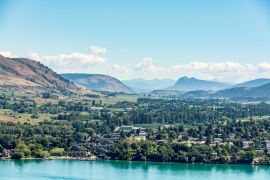 Lais Puzzle - Landschaft mit Blick auf das Feriengebiet des Kalamalka-Sees und die Rocky Mountains in British Columbia, Kanada - 2.000 Teile