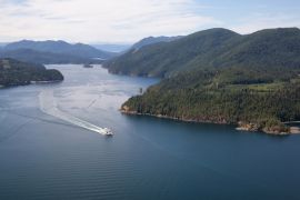 Lais Puzzle - Fähre auf der Fahrt zwischen den Inseln an einem sonnigen Sommertag. Aufgenommen in Sunshine Coast, BC, Kanada - 2.000 Teile