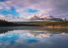 Lais Puzzle - Panorama des Herbert-Sees an einem nebligen Morgen mit Gletscherberg und Spiegelung im Banff-Nationalpark, Kanada Die kanadischen Rockies oder Canadian Rocky Mountains - 1.000 Teile