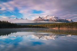 Lais Puzzle - Panorama des Herbert-Sees an einem nebligen Morgen mit Gletscherberg und Spiegelung im Banff-Nationalpark, Kanada Die kanadischen Rockies oder Canadian Rocky Mountains - 2.000 Teile