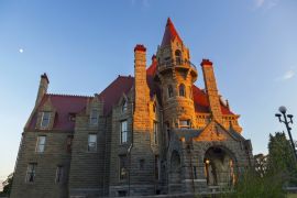 Lais Puzzle - Craigdarroch Castle, schottisches Herrenhaus aus der viktorianischen Ära, historische Stätte Kanadas, Außenansicht des Gebäudes in Victoria BC - 2.000 Teile
