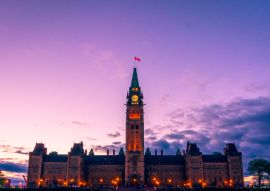 Lais Puzzle - Kanadisches Parlamentsgebäude und Hundertjahrfeier-Brunnen in Ottawa während der blauen Stunde - 100, 200, 500, 1.000 & 2.000 Teile