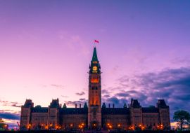 Lais Puzzle - Kanadisches Parlamentsgebäude und Hundertjahrfeier-Brunnen in Ottawa während der blauen Stunde - 1.000 Teile