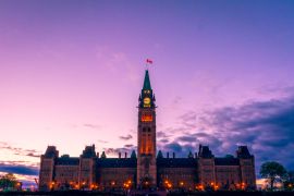 Lais Puzzle - Kanadisches Parlamentsgebäude und Hundertjahrfeier-Brunnen in Ottawa während der blauen Stunde - 2.000 Teile