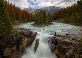 Lais Puzzle - Frau steht am Rande einer Klippe an einem wunderschönen Wasserfall in den kanadischen Rockies während eines Sommertages. Aufgenommen in Sunwapta Falls, Jasper, Alberta, Kanada - 1.000 Teile