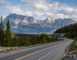 Lais Puzzle - Landschaftlich reizvolle Straße in den kanadischen Rockies an einem sonnigen und bewölkten Sommermorgen. Aufgenommen im Icefields Parkway, Banff National Park, Alberta, Kanada - 40, 100, 200, 500, 1.000 & 2.000 Teile