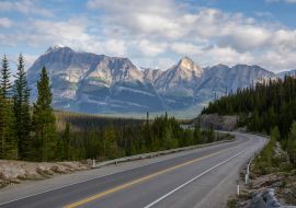 Lais Puzzle - Landschaftlich reizvolle Straße in den kanadischen Rockies an einem sonnigen und bewölkten Sommermorgen. Aufgenommen im Icefields Parkway, Banff National Park, Alberta, Kanada - 1.000 Teile