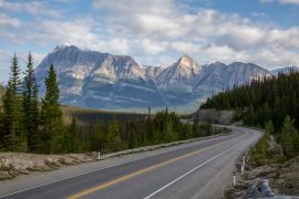 Lais Puzzle - Landschaftlich reizvolle Straße in den kanadischen Rockies an einem sonnigen und bewölkten Sommermorgen. Aufgenommen im Icefields Parkway, Banff National Park, Alberta, Kanada - 2.000 Teile