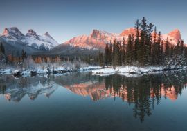 Lais Puzzle - Erster Schnee Nahezu perfekte Spiegelung der Three Sisters Peaks im Bow River. Canmore im Banff-Nationalpark, Alberta, Kanada Schneebedeckter Winterberg in winterlicher Atmosphäre - 1.000 Teile