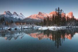 Lais Puzzle - Erster Schnee Nahezu perfekte Spiegelung der Three Sisters Peaks im Bow River. Canmore im Banff-Nationalpark, Alberta, Kanada Schneebedeckter Winterberg in winterlicher Atmosphäre - 2.000 Teile