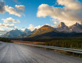 Lais Puzzle - Eine Straße in Kananaskis in den kanadischen Rocky Mountains, in der Nähe von Canmore, Alberta, Kanada - 40, 100, 200, 500, 1.000 & 2.000 Teile