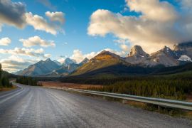 Lais Puzzle - Eine Straße in Kananaskis in den kanadischen Rocky Mountains, in der Nähe von Canmore, Alberta, Kanada - 2.000 Teile