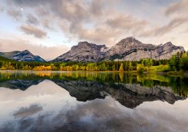 Lais Puzzle - Kanadische Rocky Mountains mit Mondspiegelung auf dem Wedge Lake am Morgen in Kananaskis Country - 1.000 Teile