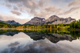 Lais Puzzle - Kanadische Rocky Mountains mit Mondspiegelung auf dem Wedge Lake am Morgen in Kananaskis Country - 2.000 Teile