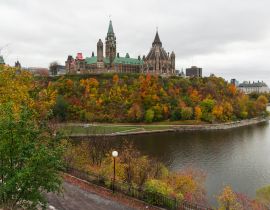 Lais Puzzle - Parlamentshügel (Ottawa, Ontario, Kanada). Wunderschöne Weitwinkelaufnahme während der Herbstsaison. Staatsland am Südufer des Ottawa River - 40, 100, 200, 500, 1.000 & 2.000 Teile