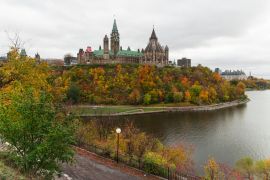 Lais Puzzle - Parlamentshügel (Ottawa, Ontario, Kanada). Wunderschöne Weitwinkelaufnahme während der Herbstsaison. Staatsland am Südufer des Ottawa River - 2.000 Teile