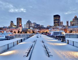 Lais Puzzle - Schneebedeckte Bänke, Pier, Uferpromenade, Hafen und das Stadtzentrum von Montreal nach Sonnenuntergang im Winter - Montreal, Kanada - 40, 100, 200, 500, 1.000 & 2.000 Teile