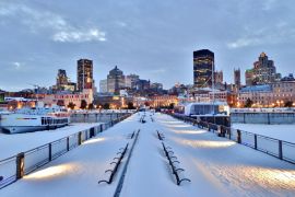 Lais Puzzle - Schneebedeckte Bänke, Pier, Uferpromenade, Hafen und das Stadtzentrum von Montreal nach Sonnenuntergang im Winter - Montreal, Kanada - 2.000 Teile