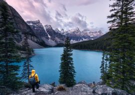 Lais Puzzle - Reisende stehen am Moraine Lake mit den kanadischen Rockies im Banff National Park - 1.000 Teile