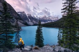 Lais Puzzle - Reisende stehen am Moraine Lake mit den kanadischen Rockies im Banff National Park - 2.000 Teile