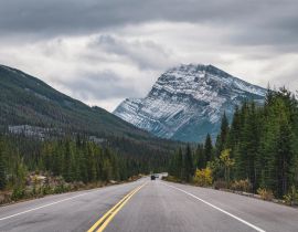 Lais Puzzle - Roadtrip mit Rocky Mountains im Herbstwald bei trübem Wetter im Banff National Park - 40, 100, 200, 500, 1.000 & 2.000 Teile