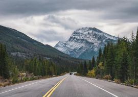 Lais Puzzle - Roadtrip mit Rocky Mountains im Herbstwald bei trübem Wetter im Banff National Park - 1.000 Teile