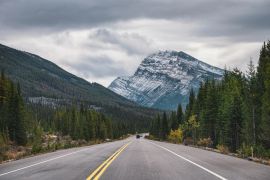 Lais Puzzle - Roadtrip mit Rocky Mountains im Herbstwald bei trübem Wetter im Banff National Park - 2.000 Teile