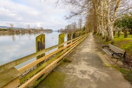 Lais Puzzle - Fort-to-Fort Trail und Picknickbank im Fort Langley Marine Park, Vancouver, Kanada - 2.000 Teile