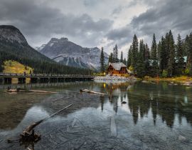 Lais Puzzle - Holzhütte am Emerald Lake mit felsigen Bergen im Yoho-Nationalpark - 40, 100, 200, 500, 1.000 & 2.000 Teile