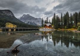 Lais Puzzle - Holzhütte am Emerald Lake mit felsigen Bergen im Yoho-Nationalpark - 1.000 Teile
