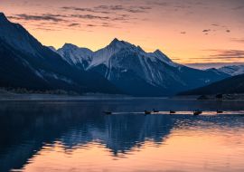 Lais Puzzle - Kanadische Rockies mit farbenfrohem Himmel und einem Schwarm Krickenten auf dem Medicine Lake im Jasper National Park - 1.000 Teile
