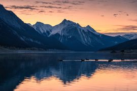 Lais Puzzle - Kanadische Rockies mit farbenfrohem Himmel und einem Schwarm Krickenten auf dem Medicine Lake im Jasper National Park - 2.000 Teile