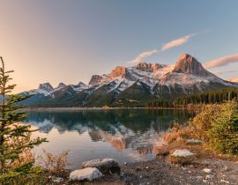 Lais Puzzle - Sonnenaufgang am Mount Rundle mit farbenfroher Himmelsreflektion am Rundle Forebay Reservoir im Herbst in Canmore - 40, 100, 200, 500, 1.000 & 2.000 Teile