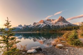 Lais Puzzle - Sonnenaufgang am Mount Rundle mit farbenfroher Himmelsreflektion am Rundle Forebay Reservoir im Herbst in Canmore - 2.000 Teile