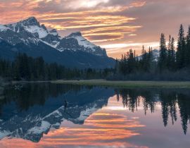 Lais Puzzle - Malerische Abendfarben bei Sonnenuntergang in Canmore Spring Creek Mountain Village und weit entfernte verschneite Rocky Mountain Peaks Landschaft im frühen Frühling, Alberta Kanada - 40, 100, 200, 500, 1.000 & 2.000 Teile