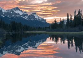 Lais Puzzle - Malerische Abendfarben bei Sonnenuntergang in Canmore Spring Creek Mountain Village und weit entfernte verschneite Rocky Mountain Peaks Landschaft im frühen Frühling, Alberta Kanada - 1.000 Teile