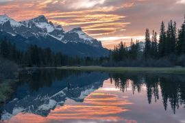 Lais Puzzle - Malerische Abendfarben bei Sonnenuntergang in Canmore Spring Creek Mountain Village und weit entfernte verschneite Rocky Mountain Peaks Landschaft im frühen Frühling, Alberta Kanada - 2.000 Teile
