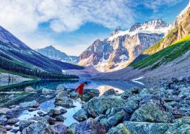 Lais Puzzle - Wanderer beim Rock Hopping über den Consolation Lake im Banff National Park in der Nähe des Moraine Lake in der Nähe von Lake Louise, Alberta - 1.000 Teile